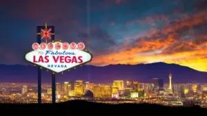 Vista nocturna del Strip de Las Vegas con hoteles, espectáculos y luces que reflejan la transformación de la ciudad