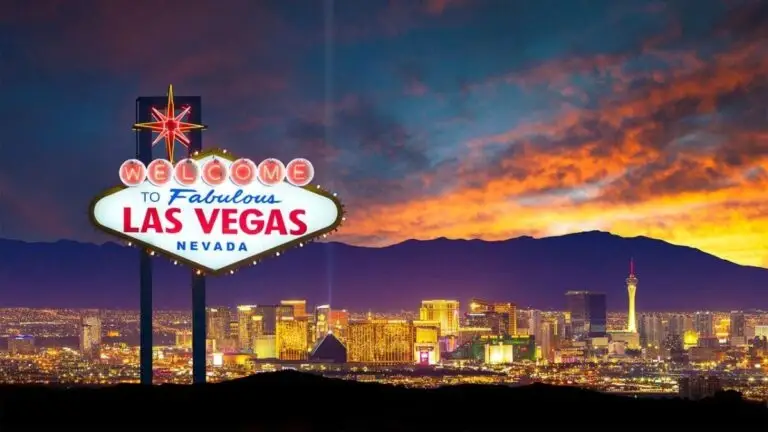 Vista nocturna del Strip de Las Vegas con hoteles, espectáculos y luces que reflejan la transformación de la ciudad