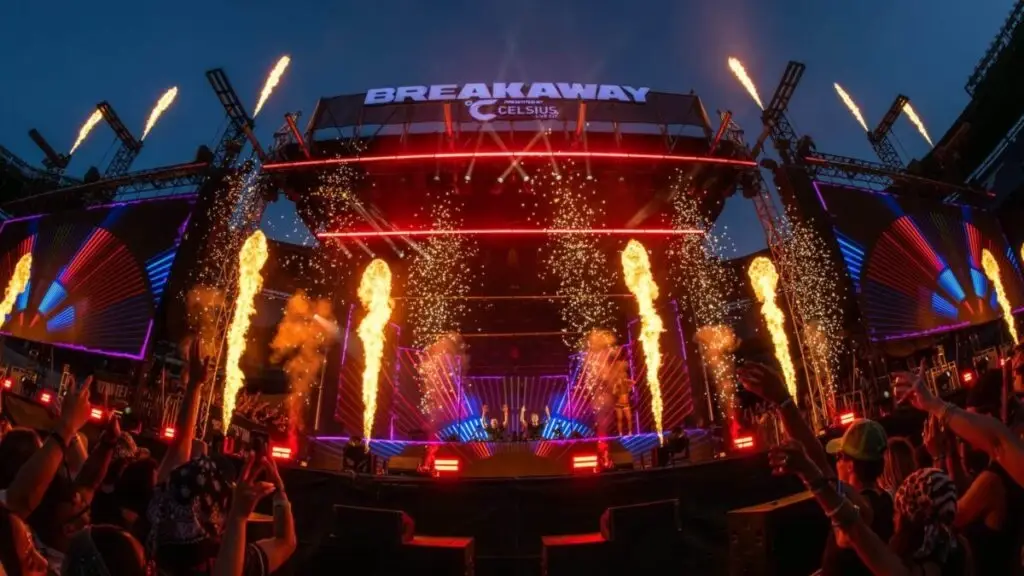 Escenario principal de Breakaway Music Festival con luces y público en Las Vegas