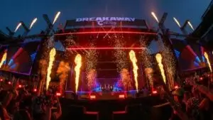 Escenario principal de Breakaway Music Festival con luces y público en Las Vegas