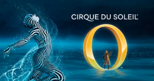 Artistas de Cirque du Soleil realizan impresionantes acrobacias aéreas durante un espectáculo en Las Vegas, combinando luces, música y efectos visuales de última generación ante un teatro lleno de espectadores
