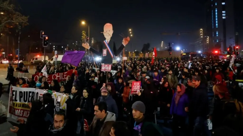 Manifestantes protestan en Chile contra recortes presupuestarios impulsados por el gobierno de José Antonio Kast