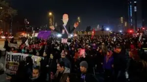 Manifestantes protestan en Chile contra recortes presupuestarios impulsados por el gobierno de José Antonio Kast