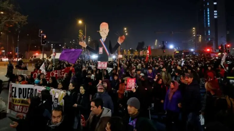 Manifestantes protestan en Chile contra recortes presupuestarios impulsados por el gobierno de José Antonio Kast