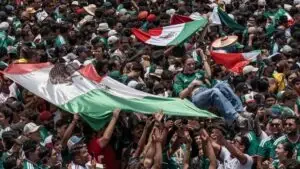 Aficionados en México observan partidos del Mundial 2026 en pantallas gigantes instaladas en espacios públicos