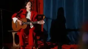 Natalia Lafourcade durante una presentación musical en Las Vegas con formato acústico e íntimo
