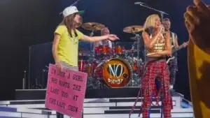 Olivia Rodrigo abrazando a Gwen Stefani durante concierto de No Doubt en Sphere Las Vegas