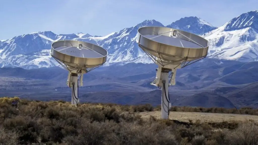 Radiotelescopio Deep Synoptic Array con antenas en el desierto de Nevada
