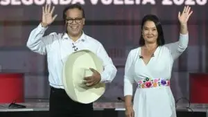Ciudadanos participan en el proceso electoral de Perú rumbo a la segunda vuelta presidencial