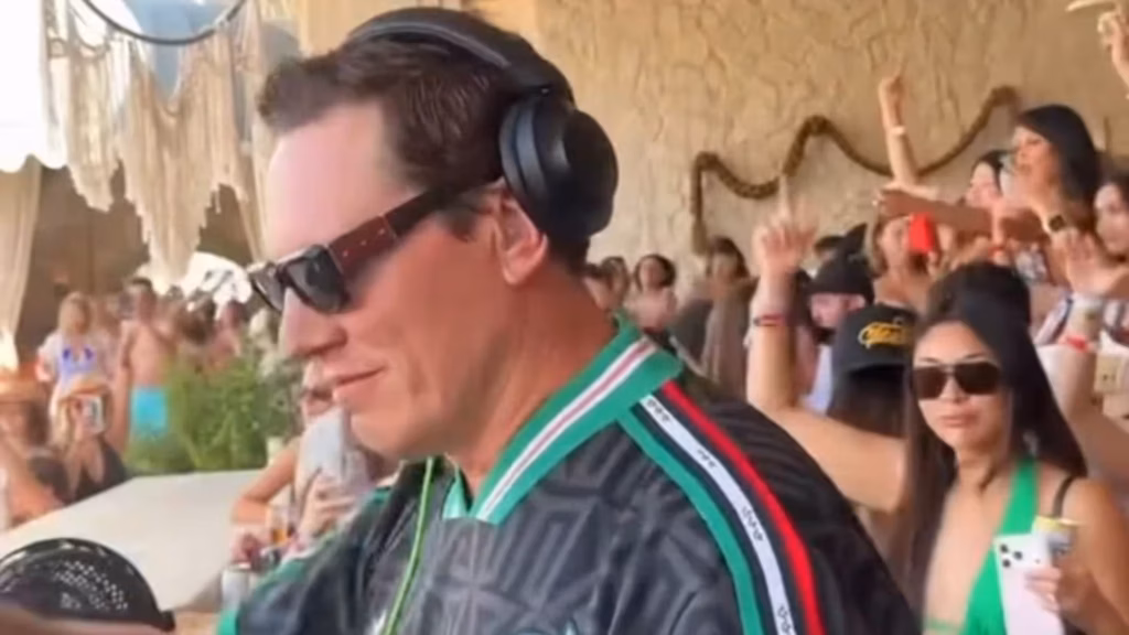 Tiësto vistiendo la playera de la Selección Mexicana durante una presentación en Las Vegas
