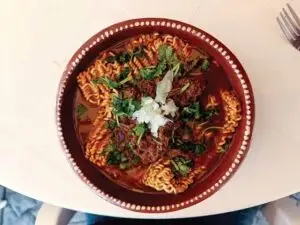 Un tazón de birriamen con carne de birria, fideos ramen, huevo y cilantro servido en un restaurante de Las Vegas.