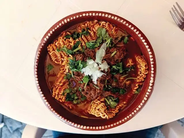 Un tazón de birriamen con carne de birria, fideos ramen, huevo y cilantro servido en un restaurante de Las Vegas.