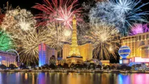 Día de la Independencia en Las Vegas con fuegos artificiales, turismo y celebraciones multitudinarias.