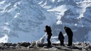 Montañas de Chile con escasa nieve durante la temporada de invierno.
