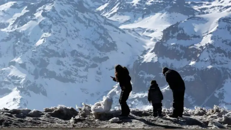 Montañas de Chile con escasa nieve durante la temporada de invierno.