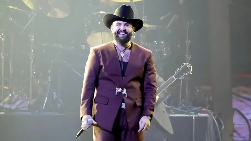 Carin León durante un concierto ante miles de asistentes en el Fan Fest Monterrey.