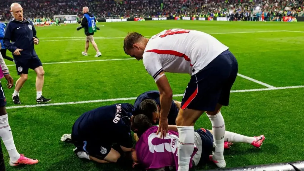 Jordan Henderson recibe asistencia médica tras lesionarse durante los festejos de Inglaterra en el Mundial.