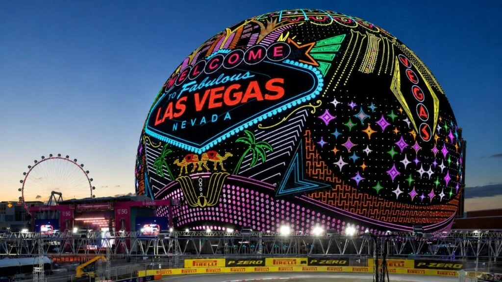 Personas reunidas viendo un partido del Mundial en una pantalla gigante de Las Vegas.