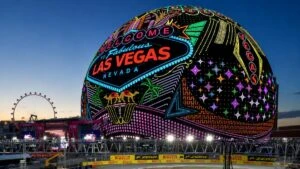 Personas reunidas viendo un partido del Mundial en una pantalla gigante de Las Vegas.