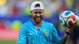 Neymar participa en un torneo de póker tras su retiro de la selección de Brasil.