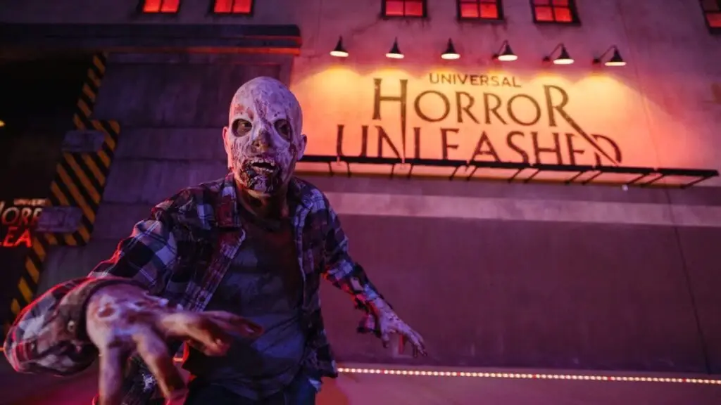Escenario inspirado en Resident Evil con zombis y personajes dentro de una experiencia inmersiva en Las Vegas.
