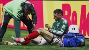 Santiago Giménez es atendido por el cuerpo médico de México tras lesionarse frente a Inglaterra.
