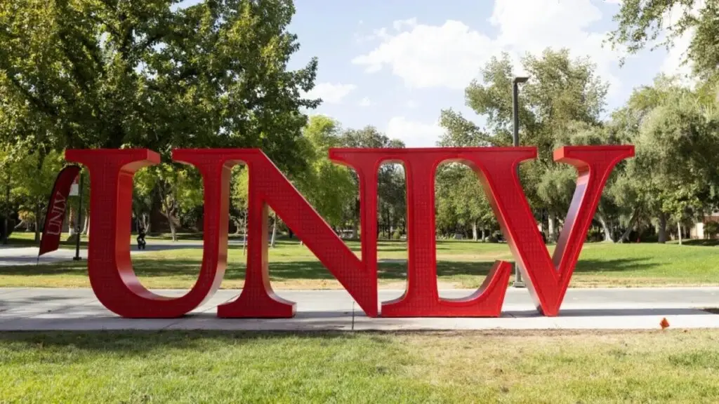 Estudiantes de UNLV participan en actividades relacionadas con la gestión deportiva y la hospitalidad.
