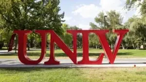 Estudiantes de UNLV participan en actividades relacionadas con la gestión deportiva y la hospitalidad.