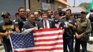 Veteranos participan en una reunión de apoyo sobre procesos migratorios en Estados Unidos.