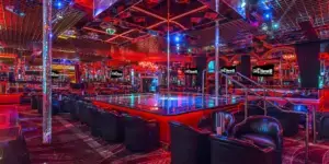 Exterior de Crazy Horse III, club de entretenimiento para adultos ubicado cerca del Strip de Las Vegas.