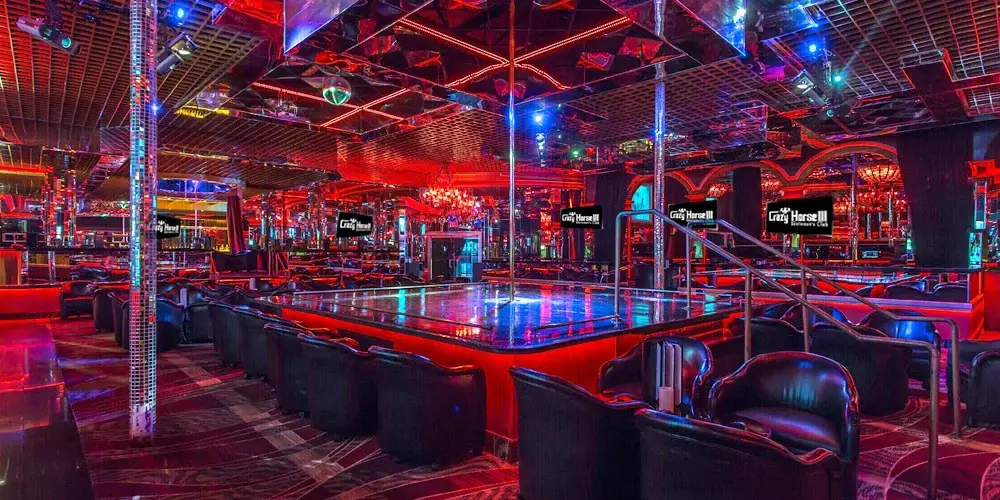 Exterior de Crazy Horse III, club de entretenimiento para adultos ubicado cerca del Strip de Las Vegas.