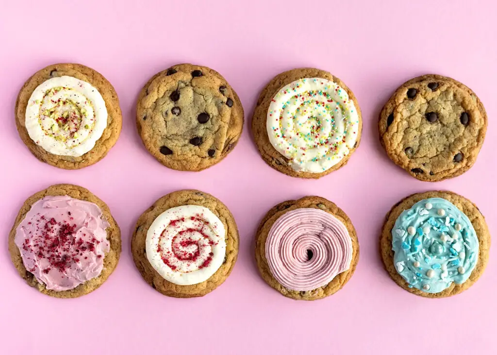 Crumbl Cookies en Las Vegas ofrece galletas gigantes en diferentes sabores dentro de sus características cajas rosas.