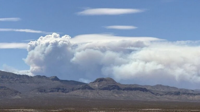 Incendio provocado por rayos afecta miles de acres en terrenos militares del sur de Nevada cerca de Las Vegas.