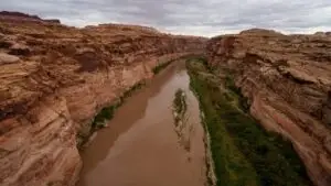 El impacto de los nuevos recortes de agua del Río Colorado en Nevada y la gestión de los recursos hídricos.