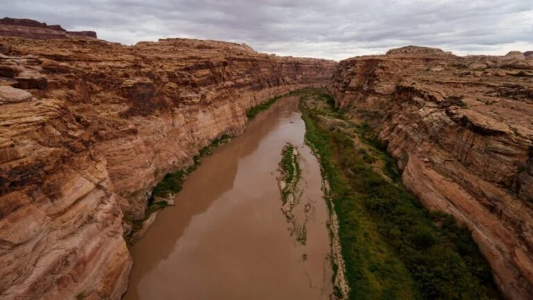 El impacto de los nuevos recortes de agua del Río Colorado en Nevada y la gestión de los recursos hídricos.