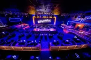 Table dance exclusivo de Las Vegas con áreas VIP, servicio de botellas y una propuesta de entretenimiento nocturno premium.
