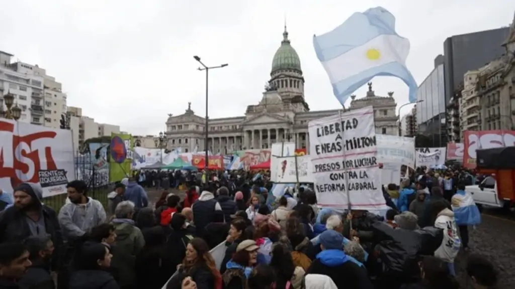 Debate en Argentina sobre la ley de propiedad privada, desalojos, expropiaciones y uso de tierras afectadas por incendios.