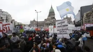 Debate en Argentina sobre la ley de propiedad privada, desalojos, expropiaciones y uso de tierras afectadas por incendios.