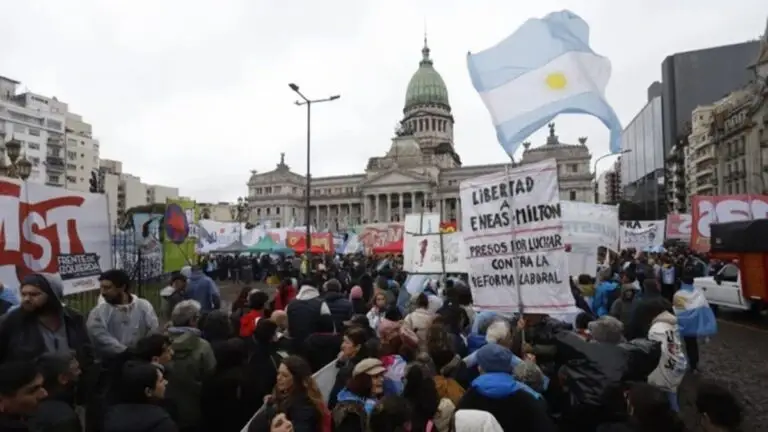 Debate en Argentina sobre la ley de propiedad privada, desalojos, expropiaciones y uso de tierras afectadas por incendios.