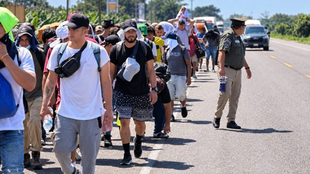 Caravana de migrantes procedente de Honduras cruza la frontera sur de México y avanza por Chiapas hacia Tapachula