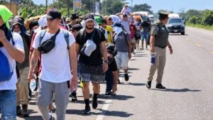 Caravana de migrantes procedente de Honduras cruza la frontera sur de México y avanza por Chiapas hacia Tapachula