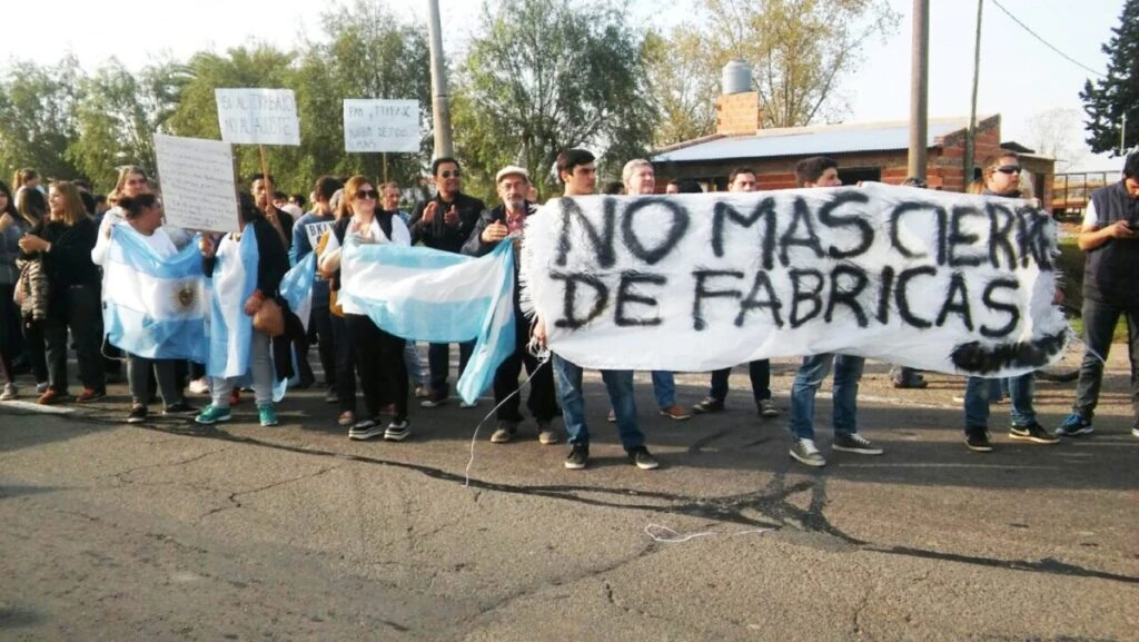 Empresas en Argentina enfrentan cierres y pérdida de empleos mientras otros sectores mantienen el crecimiento económico