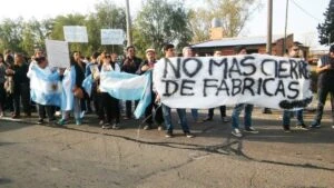 Empresas en Argentina enfrentan cierres y pérdida de empleos mientras otros sectores mantienen el crecimiento económico