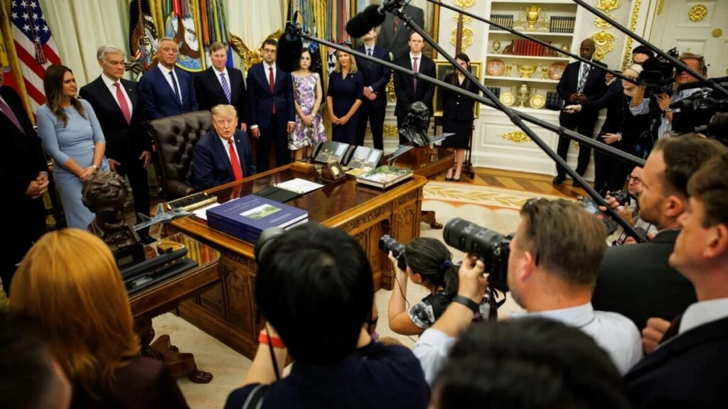 Medios demandan a la administración Trump después de perder sus credenciales para ingresar y cubrir actividades en la Casa Blanca