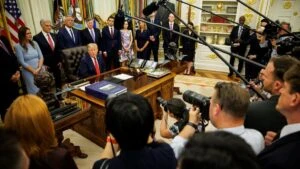 Medios demandan a la administración Trump después de perder sus credenciales para ingresar y cubrir actividades en la Casa Blanca