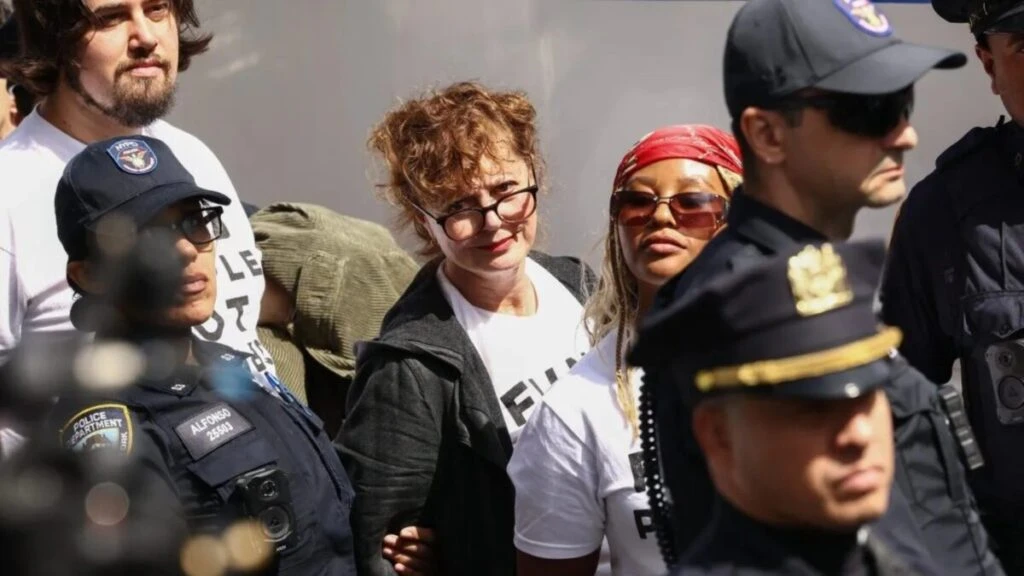 Susan Sarandon es arrestada durante una protesta contra Benjamin Netanyahu realizada cerca de la sede de Naciones Unidas en Nueva York