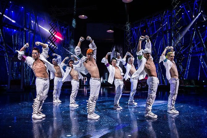 Artistas de Michael Jackson ONE de Cirque du Soleil durante un espectáculo en Las Vegas.