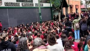 Familias denuncian a alumnos del Colegio Modelo Lomas por crear y distribuir imágenes sexuales falsas de sus compañeras mediante inteligencia artificial