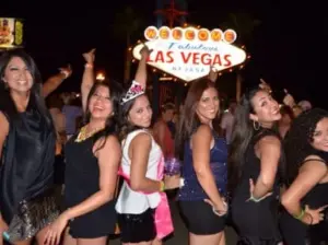Grupo de amigas celebrando una despedida de soltera en Las Vegas.