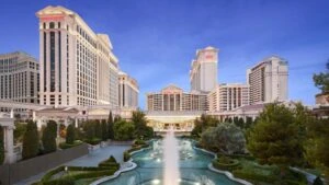 Caesars Palace representa una de las grandes apuestas de Las Vegas: convertir una estancia en una experiencia completa.